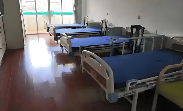 演硬汉成名却情路坎坷，8年不敢谈恋爱，遇小10岁的她成宠妻狂魔